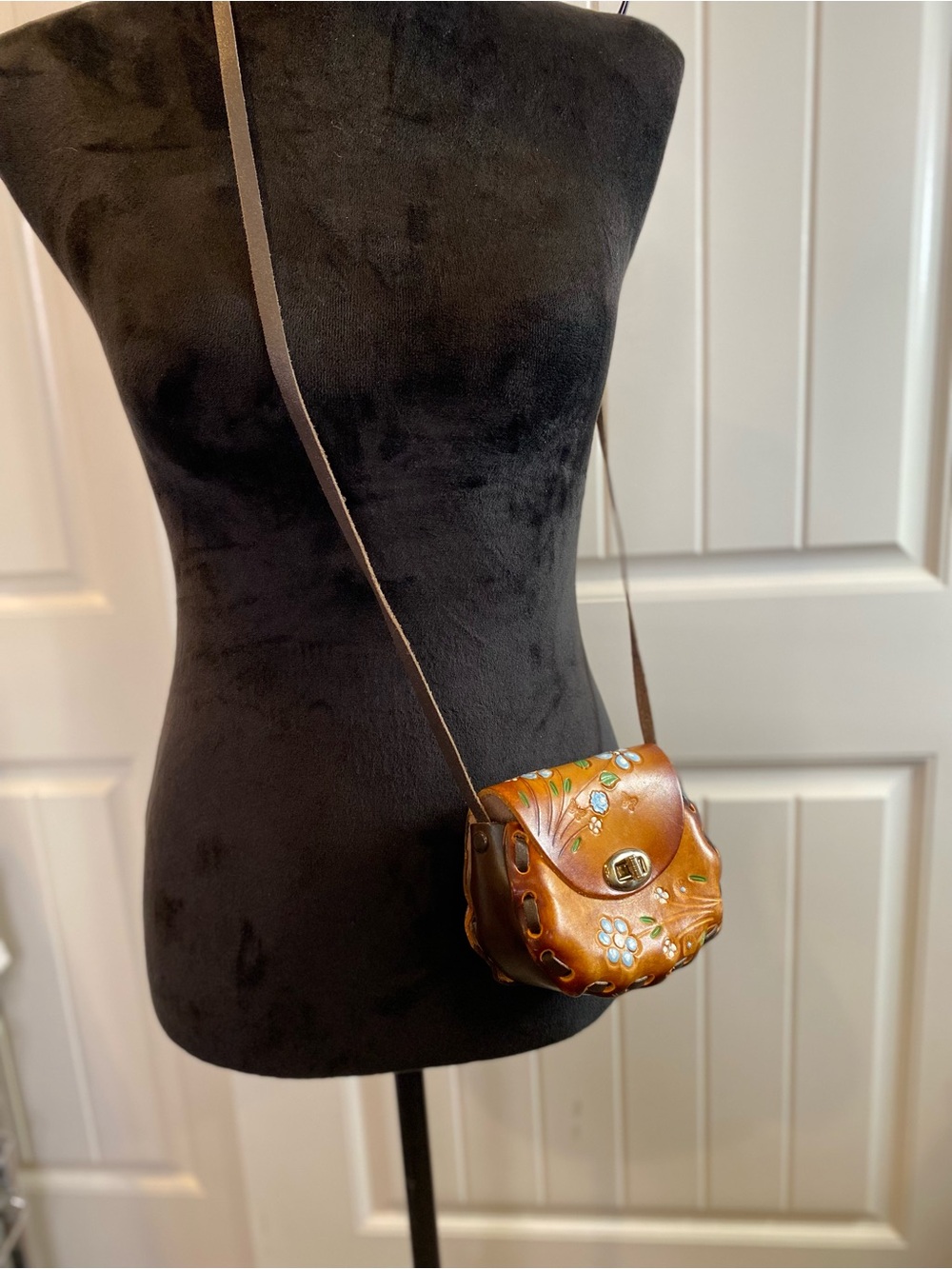Vintage Mini Handtooled Floral Leather Crossbody Bag in Honey Brown - Picture 4 of 13